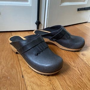 Sanita fringe black clog 39